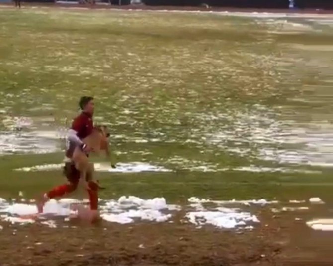 Maçı Durduran Köpeği Futbolcu Kucağına Alarak Çıkardı