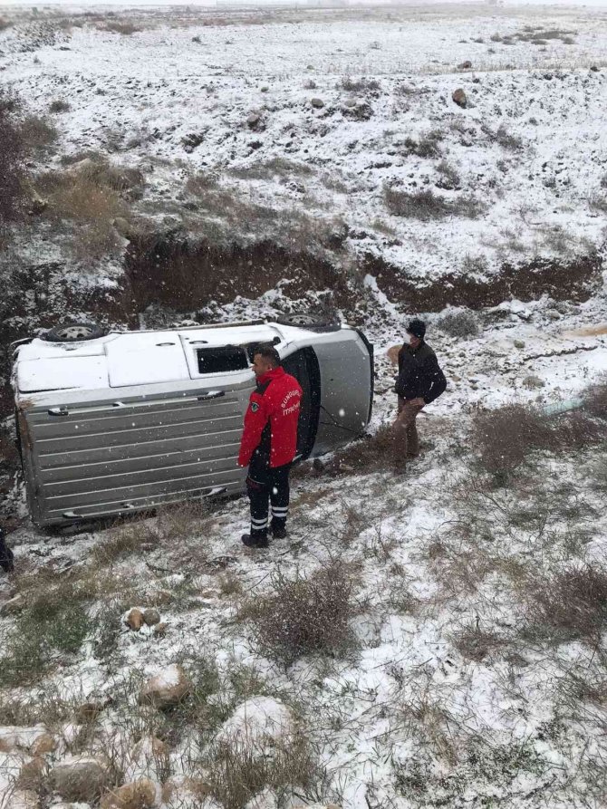 Hafif Ticari Araç Köprüden Uçtu: 2 Yaralı