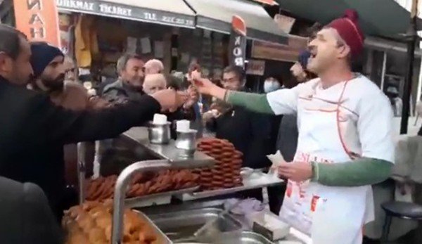 Dövizdeki Düşüşe Sevinen Malatyalılar, Bu Kez De Şehir Merkezinde Halay Çektiler, Tatlı Dağıttılar