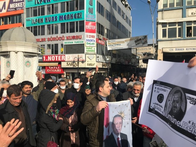 Dövizdeki Düşüşe Sevinen Malatyalılar, Bu Kez De Şehir Merkezinde Halay Çektiler, Tatlı Dağıttılar