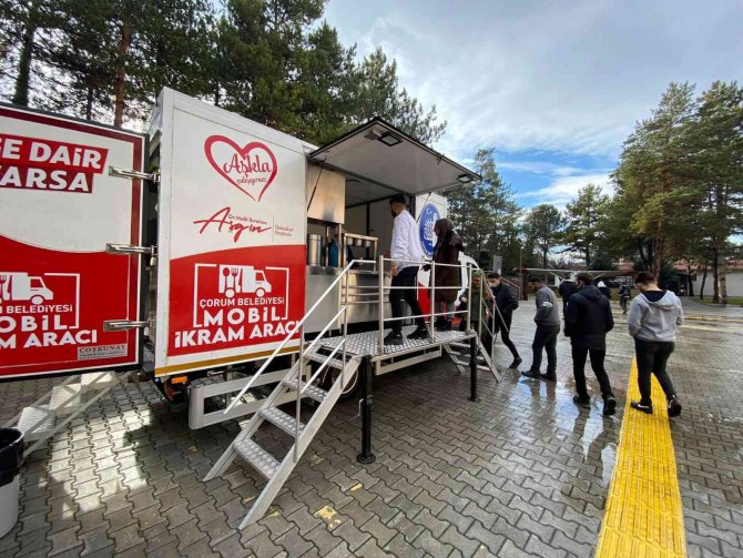 Belediye’nin Sıcak Çorba İkramı Taktir Topluyor
