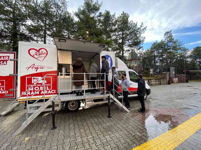 Belediye’nin Sıcak Çorba İkramı Taktir Topluyor