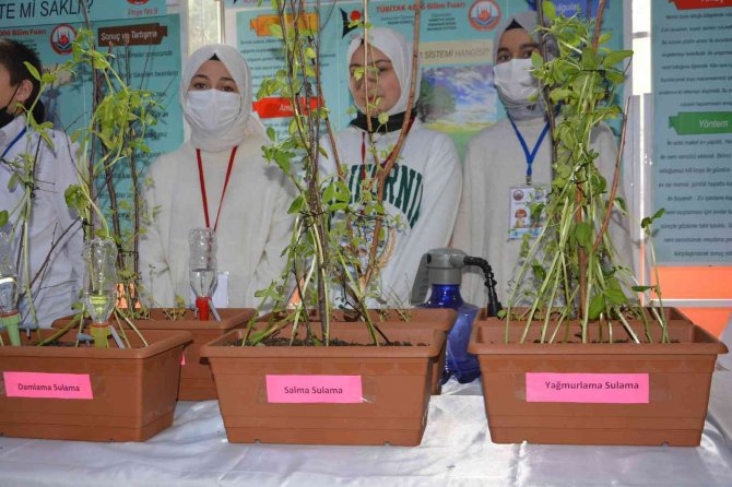 Öğrenciler Bilim Fuarında Buluşlarını Sergiledi