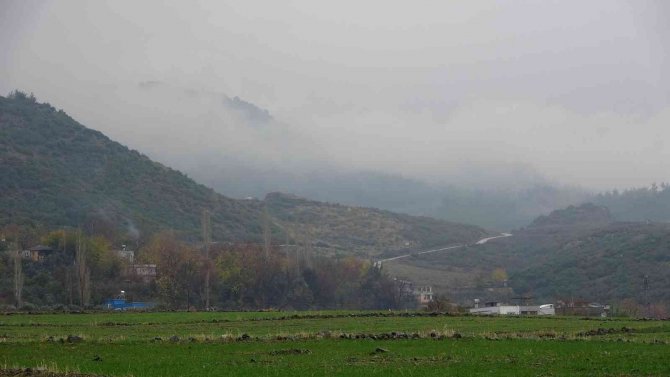 Yağmur Sonrası Sis Bulutları İle Şelale Görsel Şölen Sundu
