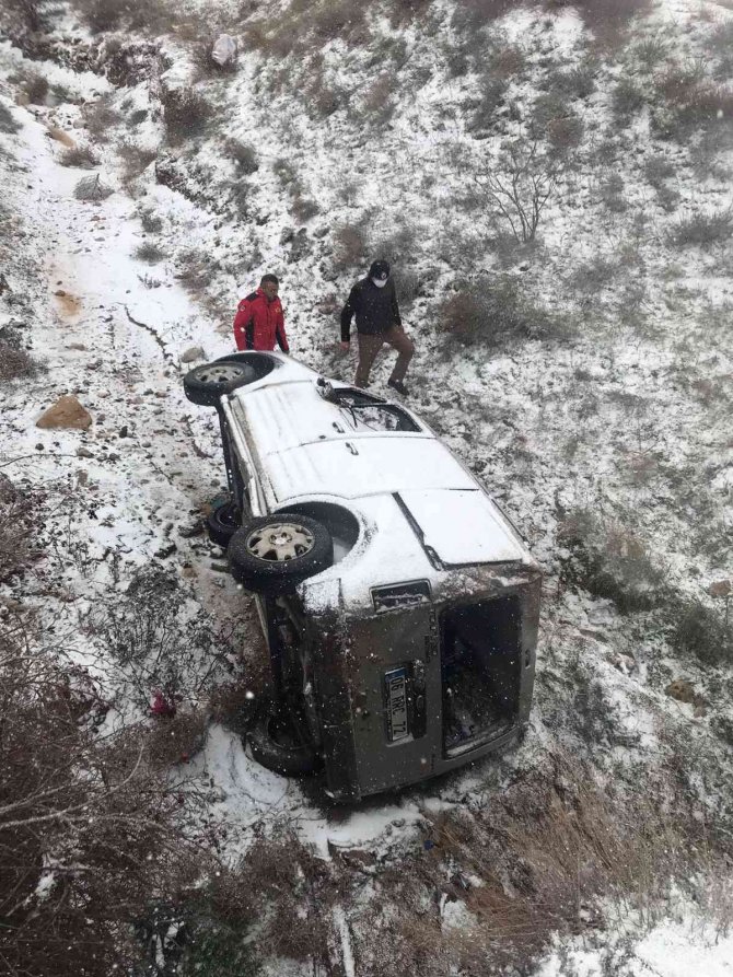 Hafif Ticari Araç Köprüden Uçtu: 2 Yaralı