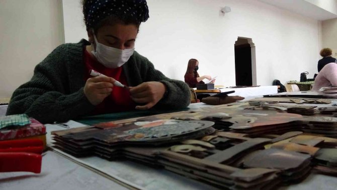 Rölyef Kursunda Eserler Üç Boyutlu Hale Getiriliyor