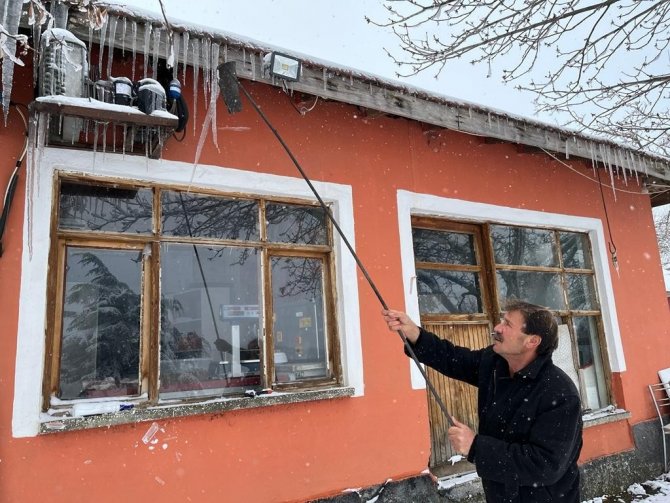 Boyları Yarım Metreyi Bulan Buz Saçakları Esnafa Zor Anlar Yaşattı