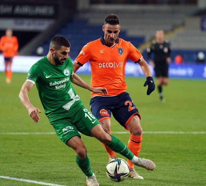 Spor Toto Süper Lig: Medipol Başakşehir: 1 - Gzt Giresunspor: 1 (İ̇lk Yarı)