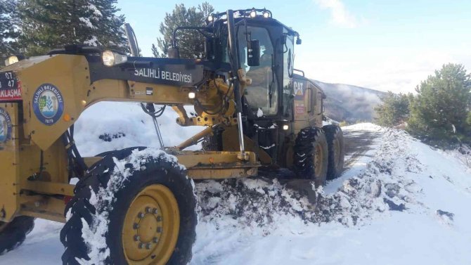 Salihli’de Kardan Kapanan Yayla Yolları Ulaşıma Açıldı