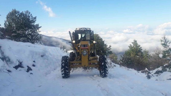 Salihli’de Kardan Kapanan Yayla Yolları Ulaşıma Açıldı