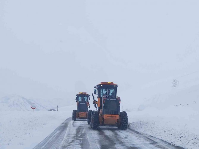 Tunceli’de Kapalı Bulunan 86 Köy Yolunu Ulaşıma Açma Çalışmaları Sürüyor