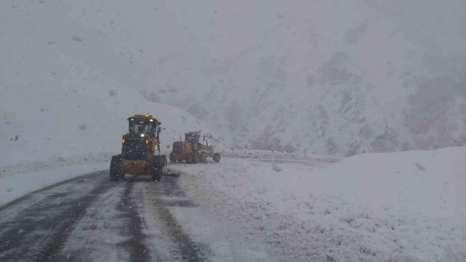 Tunceli’de Kapalı Bulunan 86 Köy Yolunu Ulaşıma Açma Çalışmaları Sürüyor