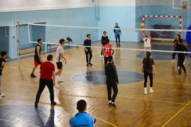 Başkan Çakın, Gençlere Sürpriz Yaparak Voleybol Maçına Katıldı
