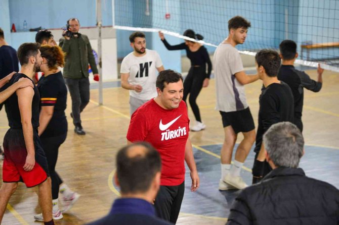 Başkan Çakın, Gençlere Sürpriz Yaparak Voleybol Maçına Katıldı