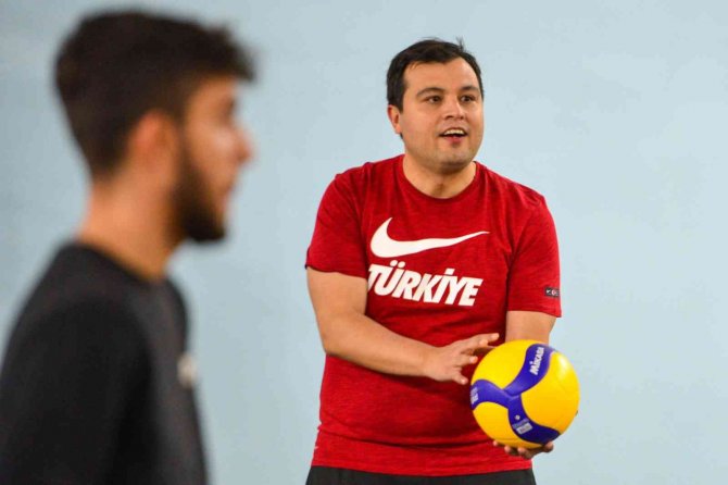 Başkan Çakın, Gençlere Sürpriz Yaparak Voleybol Maçına Katıldı