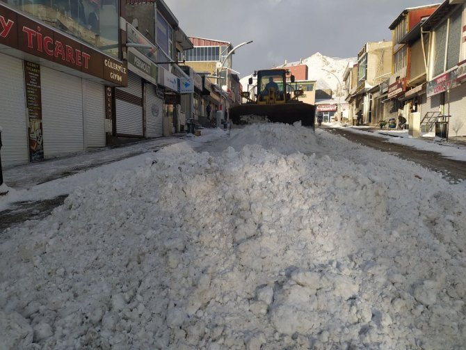 Başkale’de 77 Yerleşim Yerinin Yolu Kapanandı Okullar Tatil Edildi