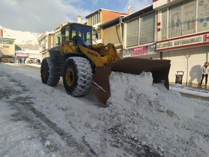Başkale’de 77 Yerleşim Yerinin Yolu Kapanandı Okullar Tatil Edildi