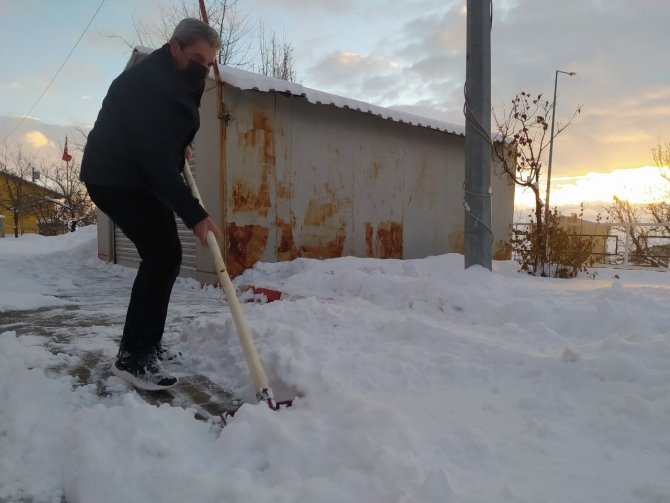 Başkale’de 77 Yerleşim Yerinin Yolu Kapanandı Okullar Tatil Edildi