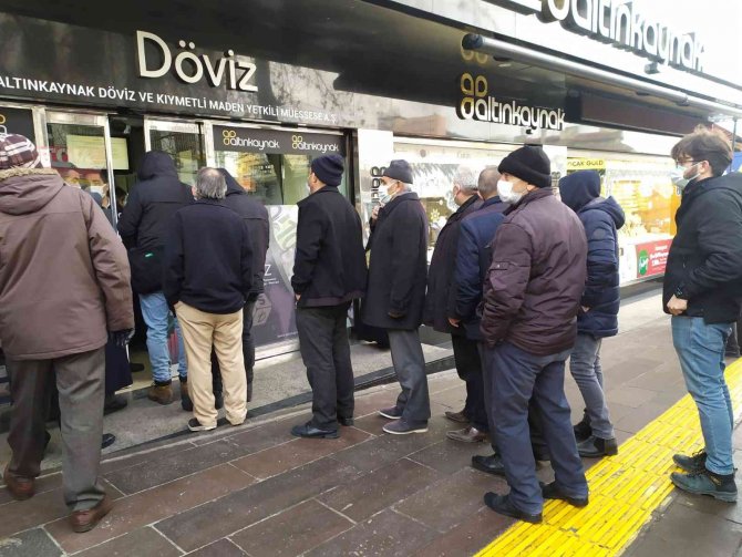 Vatandaş Akın Akın Döviz Bozduruyor