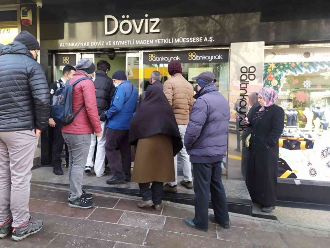 Vatandaş Akın Akın Döviz Bozduruyor