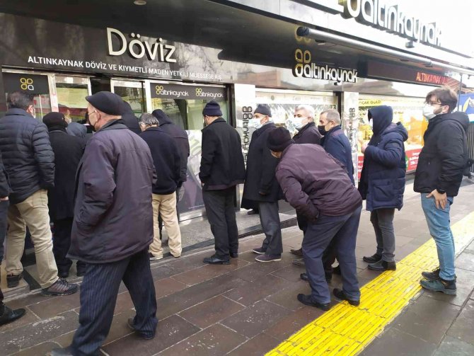 Vatandaş Akın Akın Döviz Bozduruyor