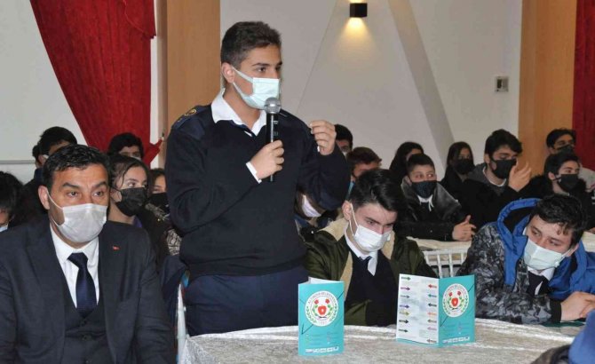 Altınova’da Lise Öğrencileriyle Buluşan Yalova Valisi Muammer Erol: