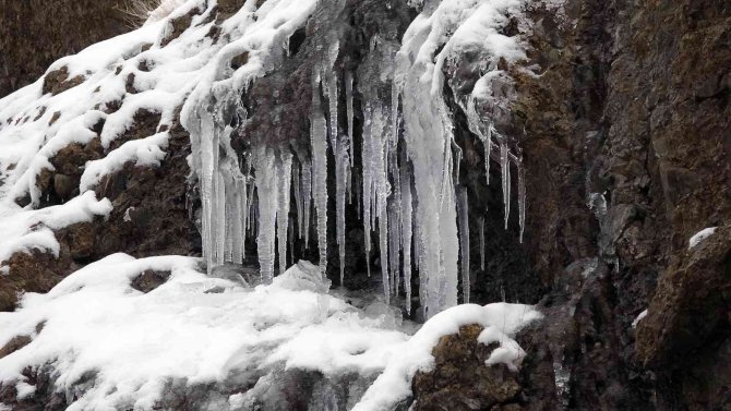 Yozgat Dondu, Yamaçlarda Sarkıtlar Oluştu, Araçlar İlerlemekte Güçlük Çekti
