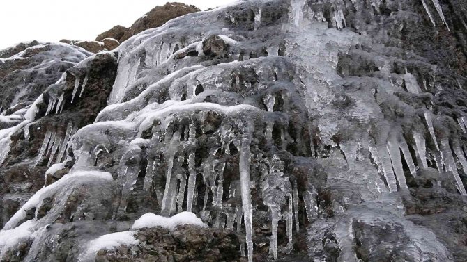 Yozgat Dondu, Yamaçlarda Sarkıtlar Oluştu, Araçlar İlerlemekte Güçlük Çekti