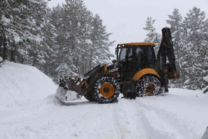 Bayburt’ta Kardan Kapalı Köy Yolu Kalmadı