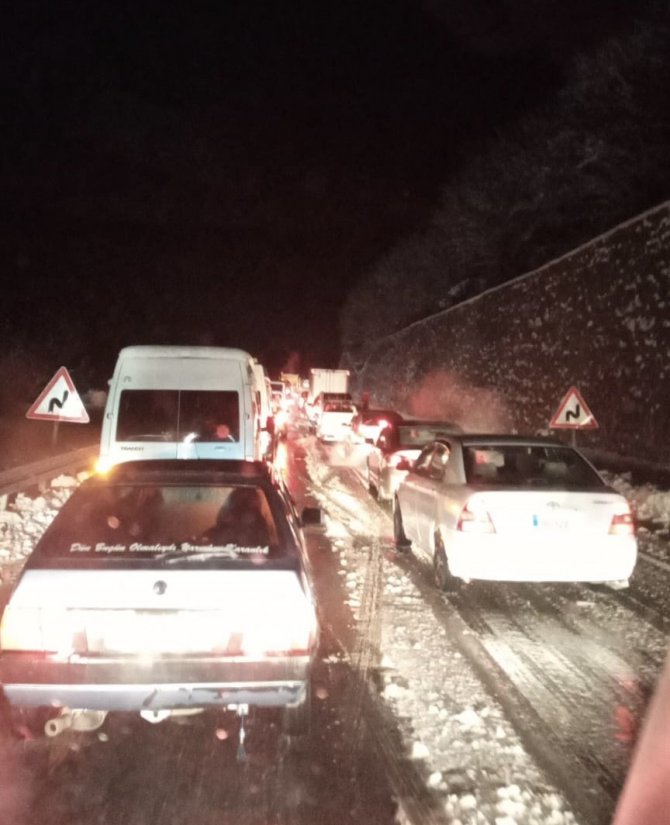 Kar Esaretini Gösterdi, Saatlerce Uzun Kuyruklar Oluştu