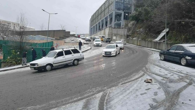 Yoğun Kar Yağışı Karayollarında Etkili Oldu