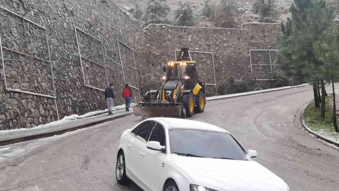 Yoğun Kar Yağışı Karayollarında Etkili Oldu