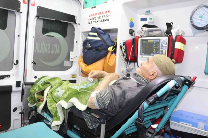 Ağrı’da Ulaşıma Kapanan Köyde Hastalanan 92 Yaşındaki Yaşlı Adam İçin Ekipler Seferber Oldu