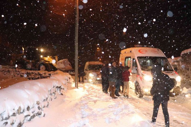 Ağrı’da Ulaşıma Kapanan Köyde Hastalanan 92 Yaşındaki Yaşlı Adam İçin Ekipler Seferber Oldu