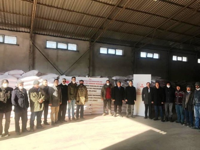 Altıntaş’ta Selden Zarar Gören Çiftçilere Buğday Tohumu Desteği