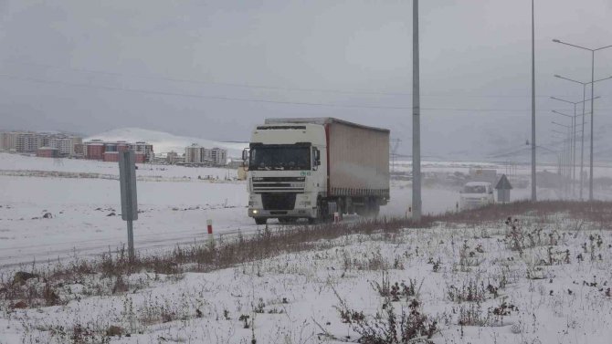 Ardahan’ın Posof İlçesinde Köy Yolları Kapandı, Okullar Tatil Edildi