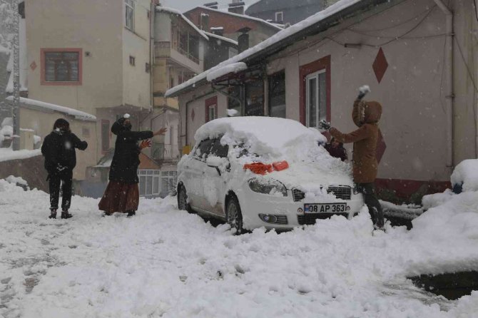 Artvin’de Kar Yağışı Nedeniyle 125 Köy Yolu Ulaşıma Kapandı
