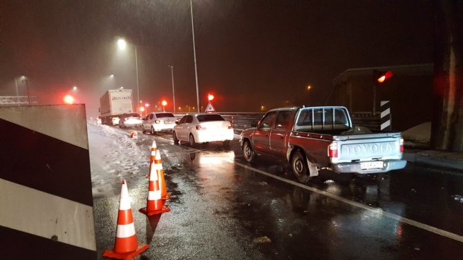 Artvin’de Kar Yağışı Nedeniyle Hopa-borçka Karayolunda Uzun Araç Kuyrukları Oluştu