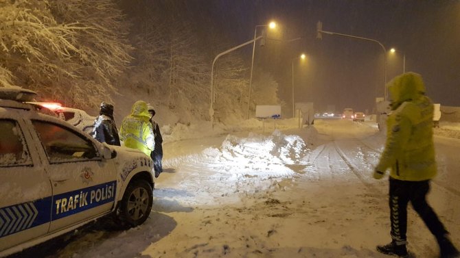 Artvin’de Kar Yağışı Nedeniyle Hopa-borçka Karayolunda Uzun Araç Kuyrukları Oluştu