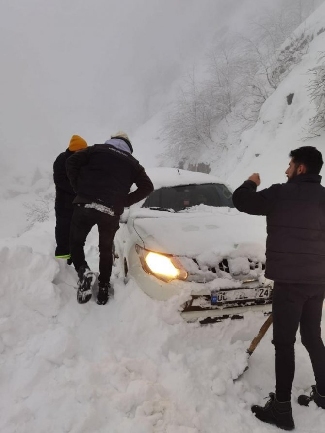 Karda Mahsur Kalan 3 Gsm Operatörü Personeli Kurtarıldı