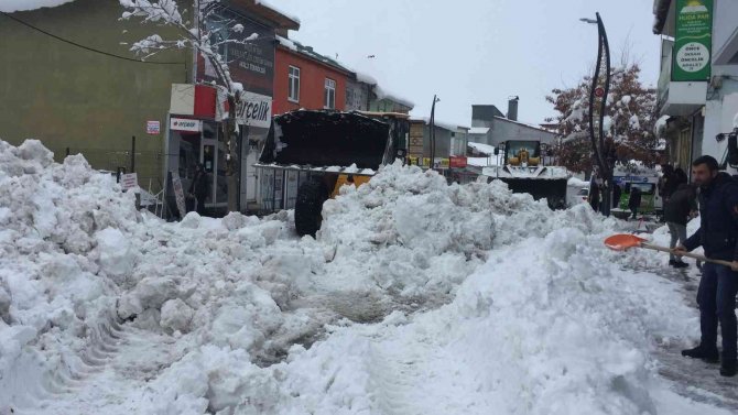 Karlıova’da 150 Kamyon Kar Birikintisi İlçe Dışına Taşındı