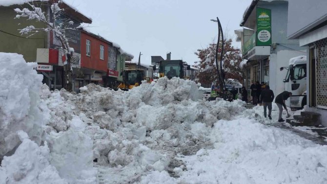 Karlıova’da 150 Kamyon Kar Birikintisi İlçe Dışına Taşındı