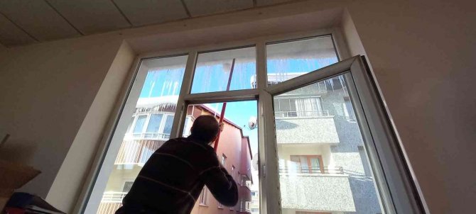 Tatvan’da Çatılarda 1 Metrelik Buz Sarkıtları Oluştu
