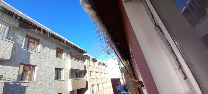 Tatvan’da Çatılarda 1 Metrelik Buz Sarkıtları Oluştu