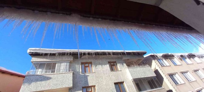 Tatvan’da Çatılarda 1 Metrelik Buz Sarkıtları Oluştu