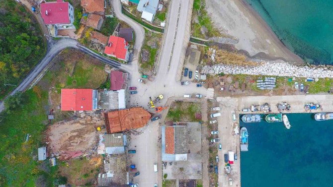 Devasa Tekneyi Karadan Yürütüp Sahile Böyle Taşıdılar