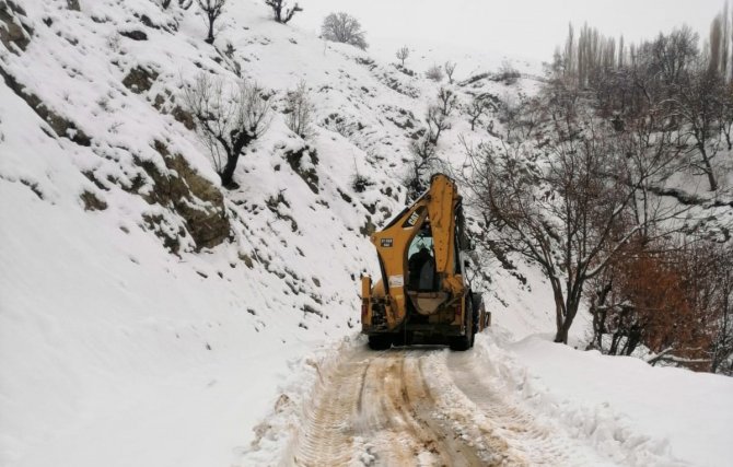 Diyarbakır’da Yürütülen Çalışmalarla Yollar Kardan Kapanmaktan Engellendi