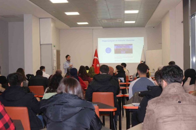 Düzce Üniversitesi Öğrenci Topluluklarına Eğitim Verdi