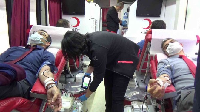 Öğrencilerin Duyarlı Davetine Koşan Veliler, Kan Vermek İçin Yarışa Girdi