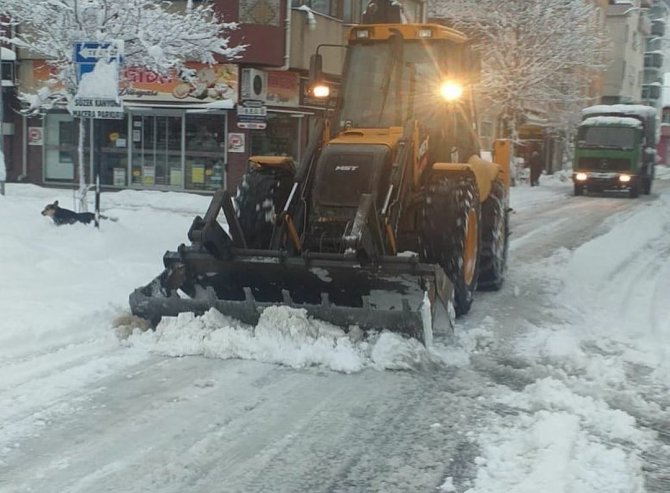 Gökçebey`de Kar Temizleme Ve Tuzlama Çalışmaları Sürüyor